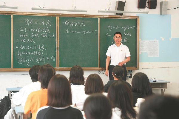 配资公司官网 从大漠到雪原的“播种者”——记2025年全国“最美教师”、安徽利辛县第一中学教师侯纯广